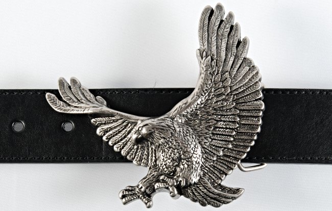 landing eagle belt buckle with detailed feathers